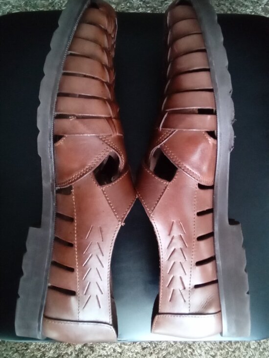 These Vintage Florsheim Leather Huaraches are a stylish and comfortable slip-on